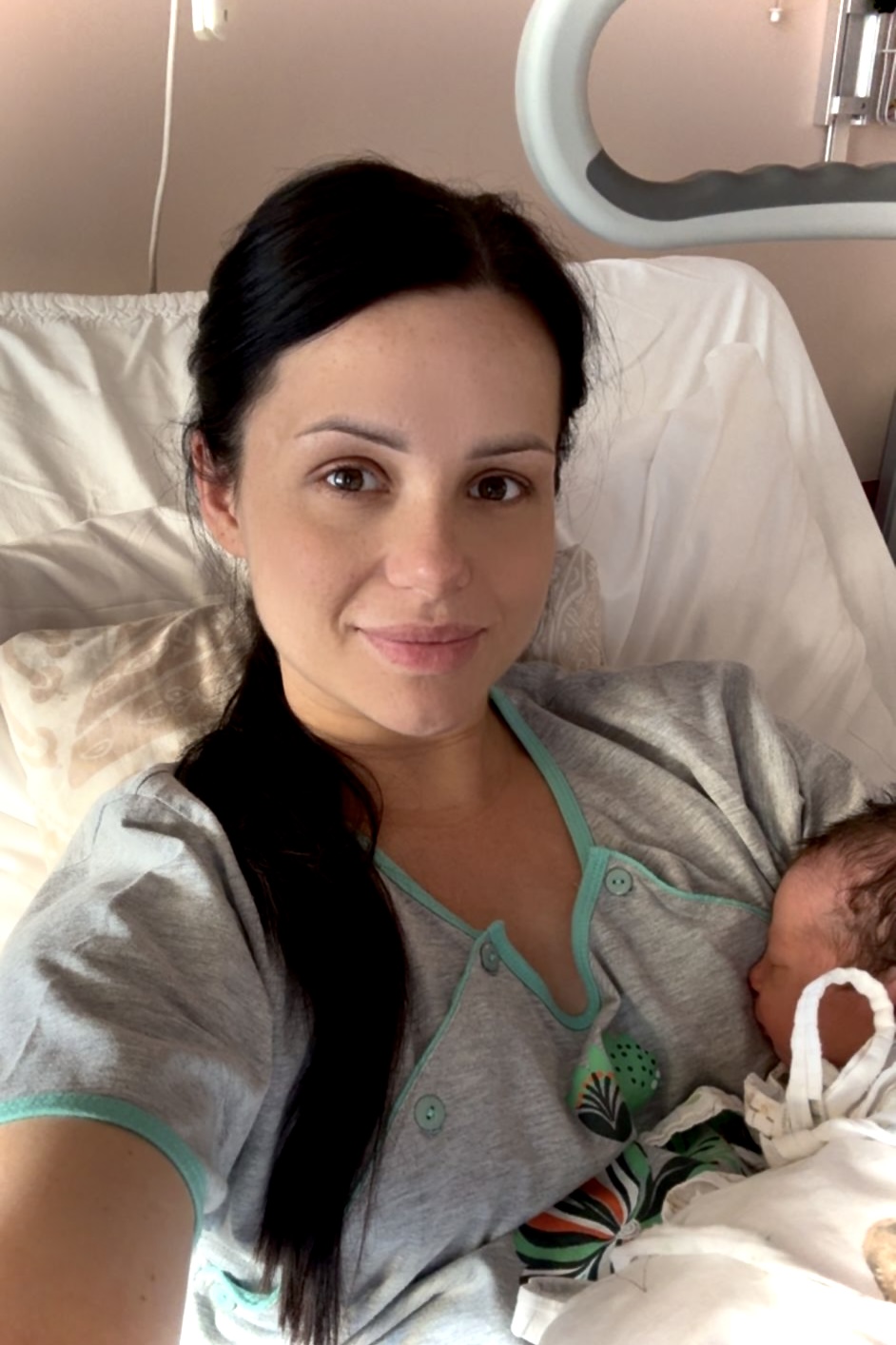 Sylwia Horbulewicz w szpitalu po trzeciej cesarce, z noworodkiem